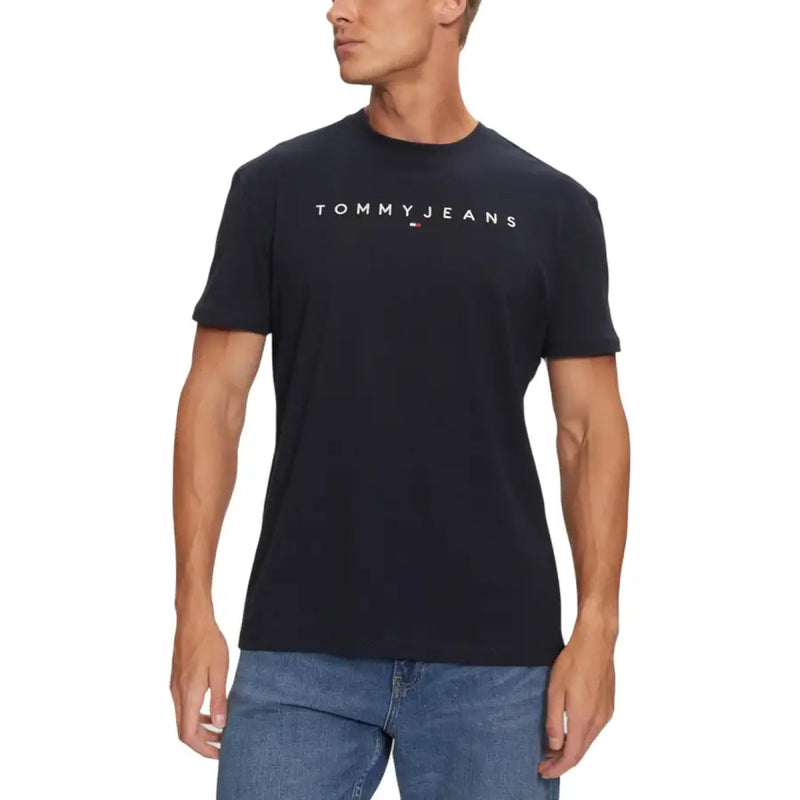 Schwarzes Herren-T-Shirt aus Baumwolle mit kurzen Ärmeln im Tommy-Jeans-Stil und weißem Logo auf der Brust für die Freizeit.