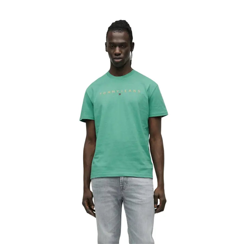 Weißes Herren-Kurzarmshirt von Tommy Jeans in Türkis mit dezentem goldenem Logo auf der Brust