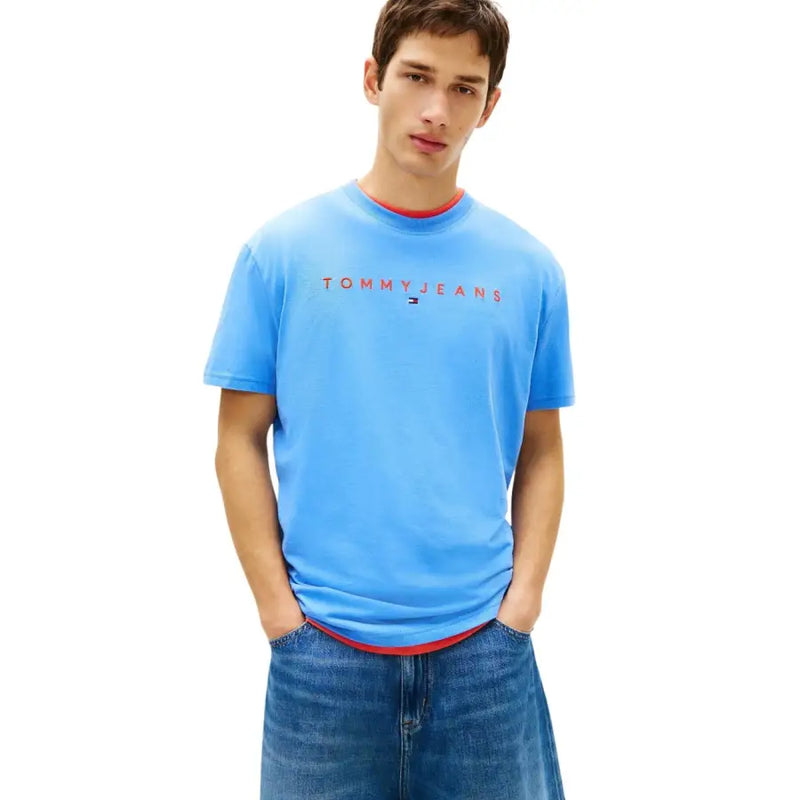 Weißes Tommy Jeans Kurzarm-T-Shirt für Herren aus hellblauem Stoff mit rotem Besatz und Tommy Jeans Logo.