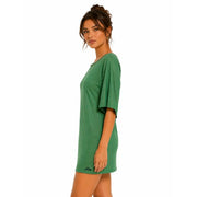 Une robe courte en maille de viscose vert émeraude douce, à manches courtes, à la coupe décontractée et à la texture subtile, de Met Femmes