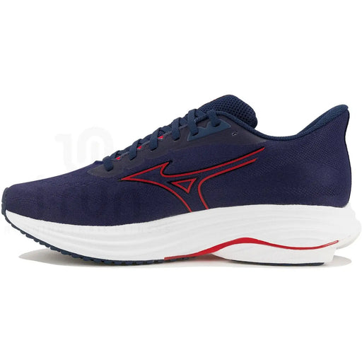 Chaussure de course Mizuno pour homme, bleu marine, à lacets, en tissu avec des accents rouges et une semelle intermédiaire blanche, pour une utilisation sportive.