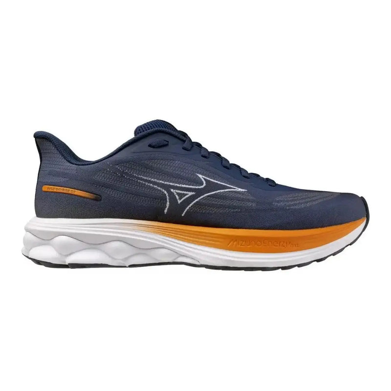 Mizuno Herren-Sneaker, sportliche Schnürschuhe in Blau, Modell Wave Sky Runner 27, mit marineblauem und orangem Wave-Design, weißer Zwischensohle und strukturiertem Obermaterial.