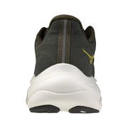 Rückansicht der grünen Mizuno Herren-Sneaker aus dunkelolivgrünem Material mit weißer Zwischensohle und goldenem Logo an der Ferse