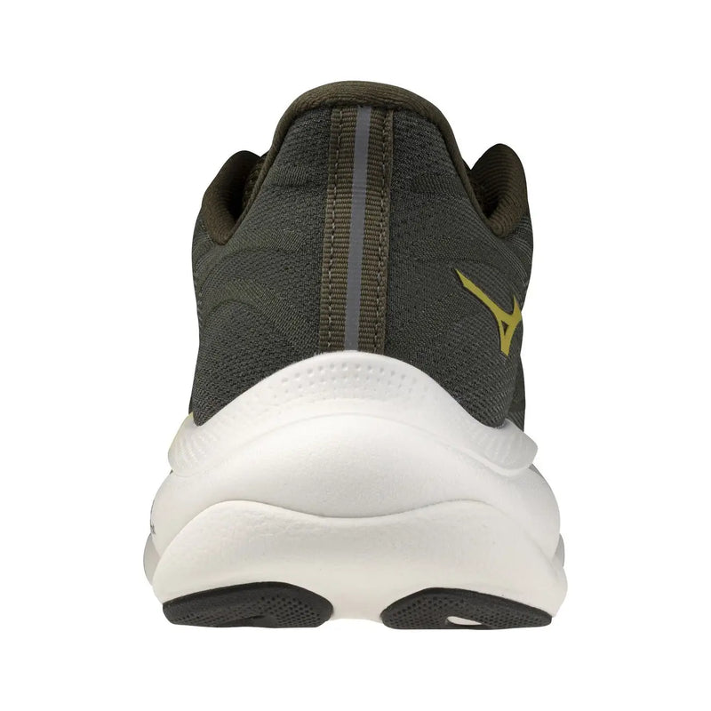 Rückansicht der grünen Mizuno Herren-Sneaker aus dunkelolivgrünem Material mit weißer Zwischensohle und goldenem Logo an der Ferse