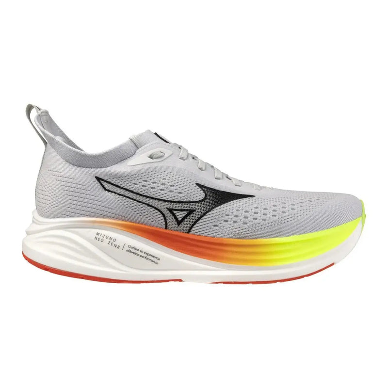 Grauer Mizuno Neo Zenith Laufschuh mit schwarzem Swoosh-Logo, Schnürsenkeln aus Stoffmix und einer leuchtend orange-neongelben Sohle