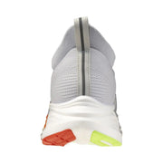 Graue sportliche Herren-Sneaker von Mizuno mit grauem Mesh-Gewebe, weißer Zwischensohle und orange-neongrünen Akzenten an der Außensohle.