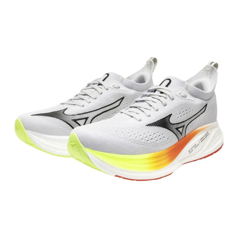 Graue sportliche Herren-Sneaker von Mizuno mit Schnürsenkeln aus Textilgemisch, weißem Mesh-Obermaterial und neongelb-orangefarbener Farbverlaufssohle