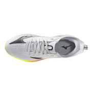 Weiße, graue Mizuno Herren-Sneaker mit Schnürsenkeln aus Textilgemisch und einer Sohle mit leuchtendem gelb-orangem Farbverlauf.
