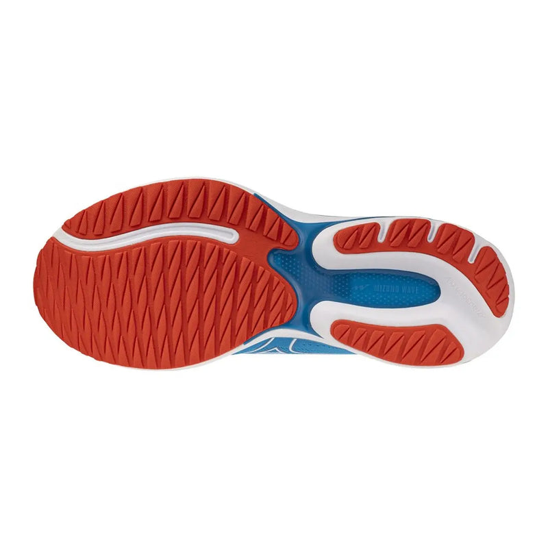 Die Sohle der hellblauen Mizuno Herren-Sneaker zeigt ein leuchtend rotes Gummiprofil mit weißen und blauen Zwischensohlenbereichen.