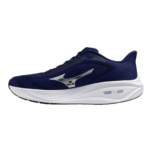 Baskets Mizuno bleu marine pour homme, avec tige en tissu, logo argenté et semelle intermédiaire blanche, idéales pour la course et les loisirs.