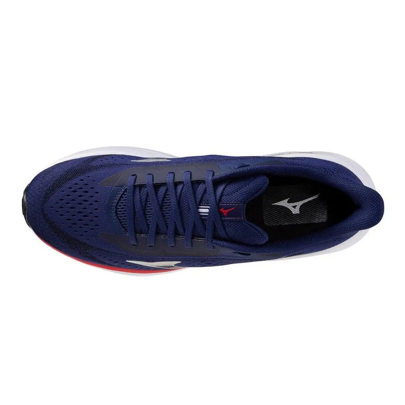 Marineblaue Mizuno Herren-Sneaker aus Stoff mit weißen und roten Akzenten, geeignet zum Laufen und für die Freizeit.