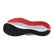 Rückansicht von Mizuno Herren-Sneakers, blaue Stoffschuhe mit rot-schwarzer Gummisohle und weißer Zwischensohle mit Mizuno-Logo