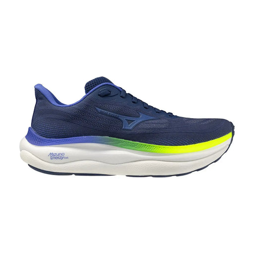 Les baskets Mizuno pour hommes, bleu marine, avec des accents jaune fluo et violet sur la semelle intermédiaire, présentent un design de chaussure de course à lacets.