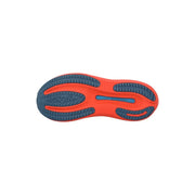 Leuchtend orange und marineblaue Gummisohle der Mizuno Herren-Sneaker, hellblaue Sportschuhe mit modernem, elegantem Design