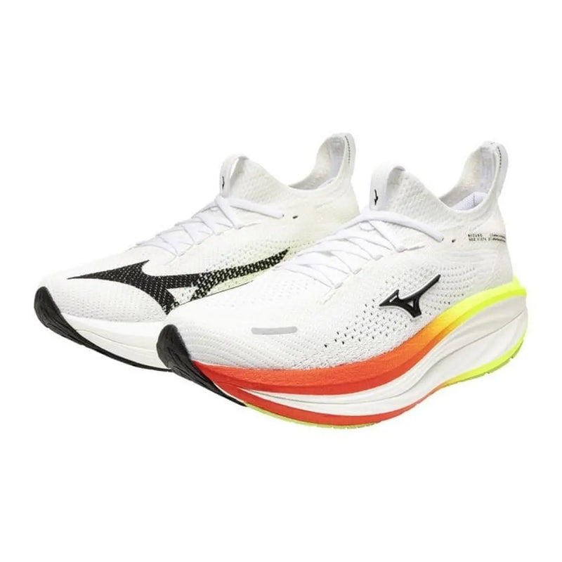 Mizuno Herren-Sneaker, weiße, sportliche Stoffschuhe mit schwarzem Swoosh-Logo und einer Sohle mit leuchtendem Farbverlauf von Orange zu Gelb.