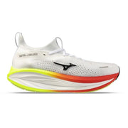 Weiße Mizuno Herren-Sneaker mit atmungsaktivem Mesh-Obermaterial und neongelb-orangefarbener Farbverlaufssohle für sportliche Aktivitäten