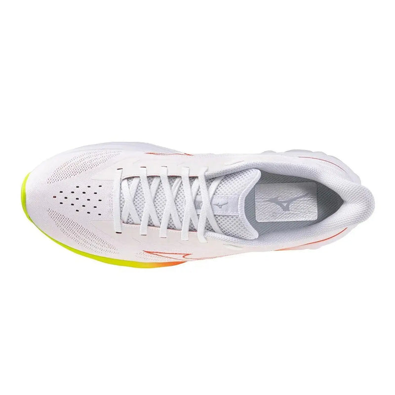 Weiße Mizuno Herren-Sneaker mit neongelben und orangen Akzenten, atmungsaktivem Mesh-Obermaterial, sportliche Schnürschuhe