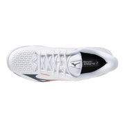Weiße Mizuno Herren-Sneaker, Sportschuhe mit strukturiertem Mesh-Obermaterial und dezenten schwarzen und orangen Akzenten für sportliche Aktivitäten