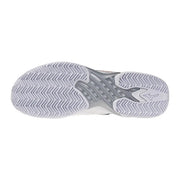 Weiße und graue Mizuno Herren-Sportschuhe aus Textil mit strapazierfähiger Fischgrätensohle für Tennis.