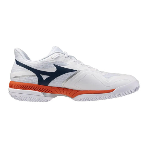 Baskets blanches pour homme Mizuno avec des accents bleu marine et orange, confectionnées dans un mélange de tissus.