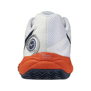 Weiße Mizuno Herren-Sneaker aus Stoff mit weißem und orangefarbenem Mesh-Obermaterial, schwarzen Akzenten und einer Gummisohle mit Zickzackmuster.
