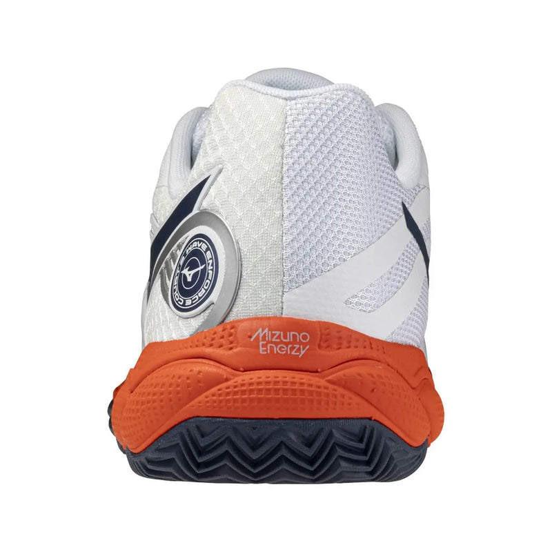 Weiße Mizuno Herren-Sneaker aus Stoff mit weißem und orangefarbenem Mesh-Obermaterial, schwarzen Akzenten und einer Gummisohle mit Zickzackmuster.
