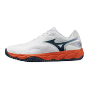 Weiße Mizuno Herren-Sneaker aus atmungsaktivem Mesh-Obermaterial, orangefarbenen und marineblauen Akzenten und profilierter Gummisohle.