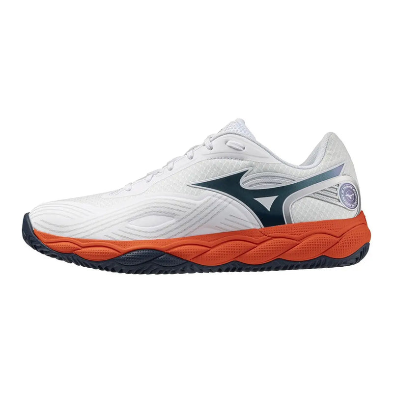Weiße Mizuno Herren-Sneaker aus atmungsaktivem Mesh-Obermaterial, orangefarbenen und marineblauen Akzenten und profilierter Gummisohle.