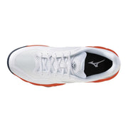 Weiße Mizuno Herren-Sneaker aus Stoff mit orangefarbenen Akzenten und schwarzer Gummisohle, entwickelt für Volleyball-Leistungen