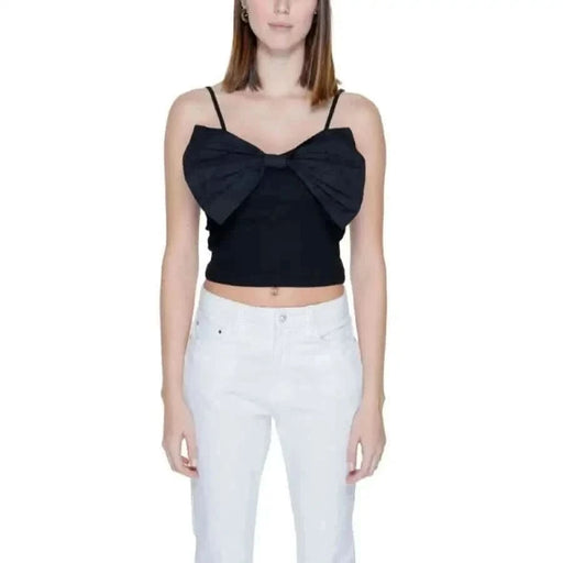 Model im schwarzen Crop top mit Bogen, der zeigt Only Damen-Unterhemd im urbanen City-Stil