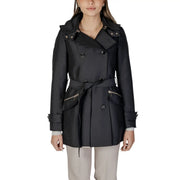 Trench-coat noir croisé avec ceinture à la taille, fermetures éclair argentées, boutons et épaules structurées par Morgan De Toi