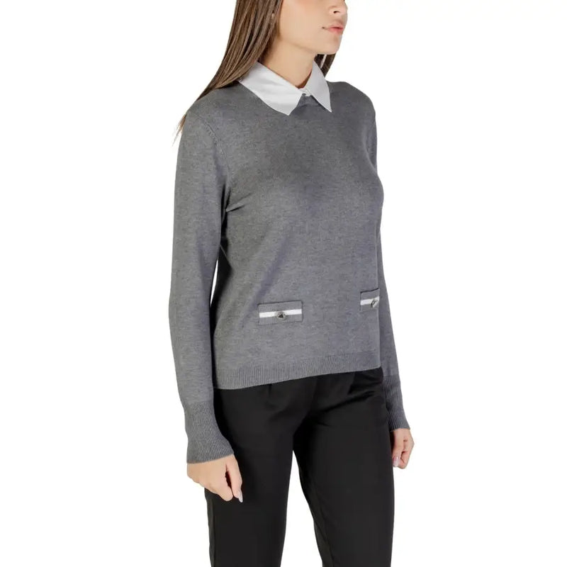 Women’s grey long-sleeve sweater with white collar and decorative pocket flaps, Morgan De Toi knitwear