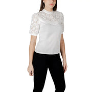 Morgan De Toi Weiße, kurzärmelige Baumwollbluse mit Rollkragen und zarten Spitzendetails an Kragen und Ärmeln.