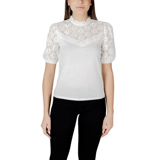 Morgan de toi Weiße, kurzärmelige Baumwollbluse mit Rollkragen und zarten Lochstickereien an Schultern und Ausschnitt