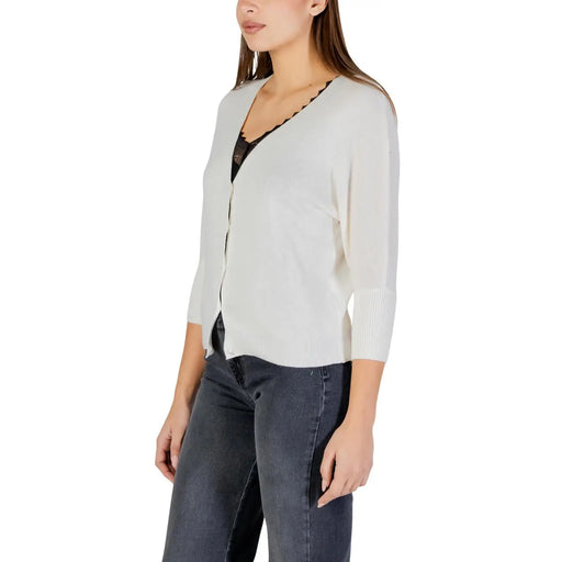 Morgan De Toi Beigefarbene, weiche Strickjacke für Damen mit geschwungenem Ausschnitt, gerippten Bündchen und 3/4-Ärmeln