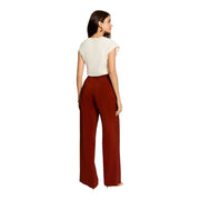 Le mannequin porte Morgan De Toi pull beige sans manches pour femme top associé à un élégant pantalon bordeaux à jambes larges