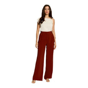 Un pantalon bordeaux taille haute à jambes larges, en tissu lisse avec de subtils plis à la taille, pour femme.