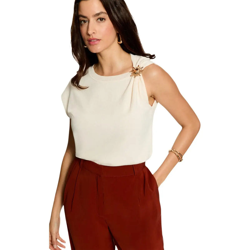 Morgan De Toi pull beige sans manches pour femme top avec épaule drapée couleur crème et broche ornée en forme d'étoile dorée