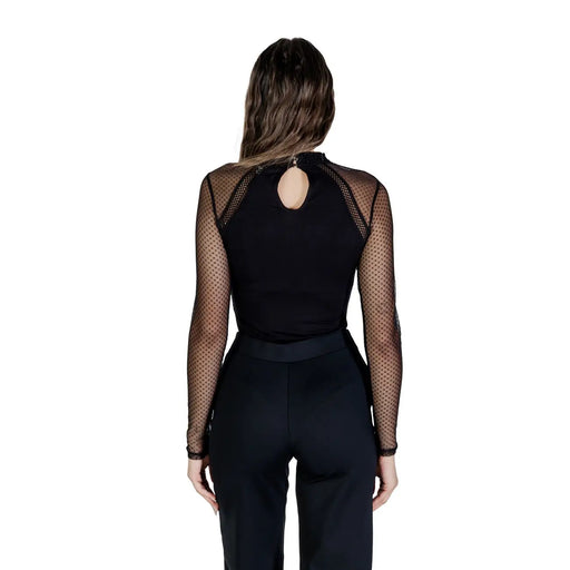 Rückansicht von Morgan de toi Schwarze Damenbluse aus Viskose mit langen Ärmeln, Mesh-Einsätzen und Rückenausschnitt, kombiniert mit einer einfarbigen Hose