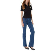 Schwarzes Kurzarm-Poloshirt mit weißem, gesticktem Logo, kombiniert mit Morgan De Toi Damenjeans aus blauem Baumwollmischgewebe