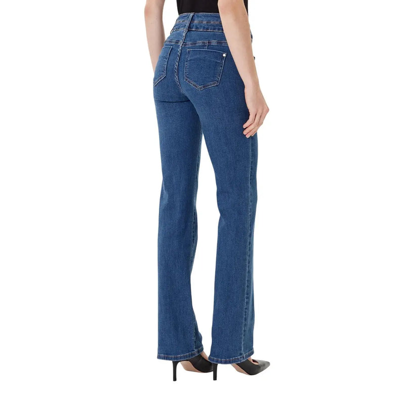 Morgan De Toi Damenjeans aus blauem Baumwollmischgewebe, von hinten gesehen, mit hohem Bund und klassischen ausgestellten Denim-Taschen.