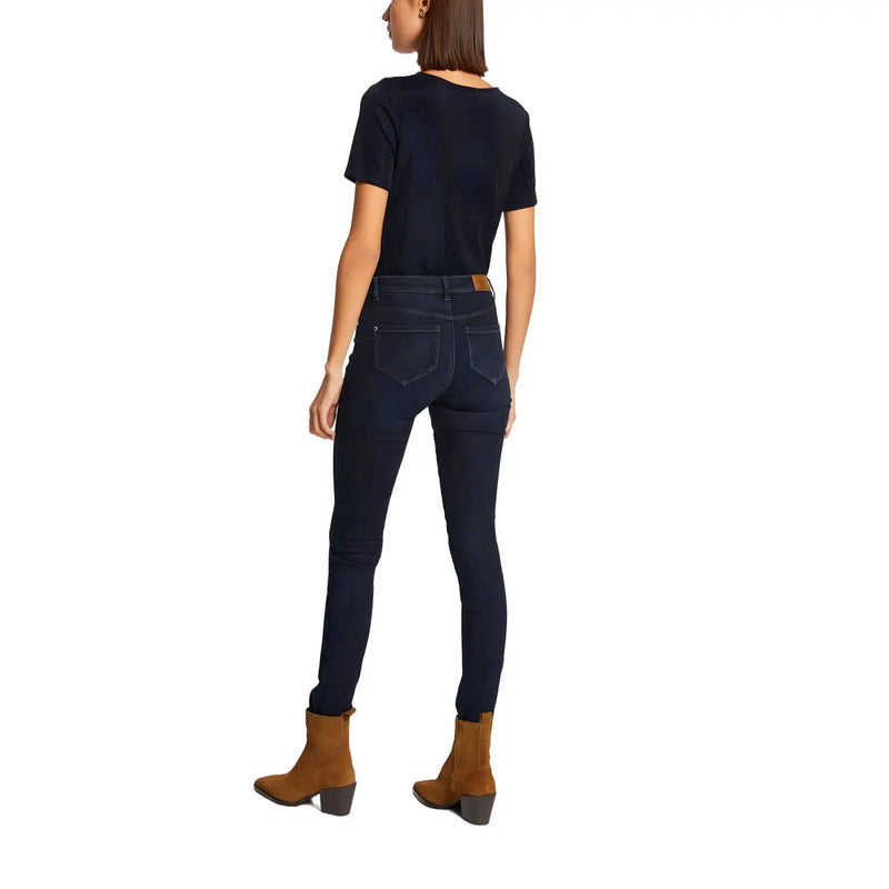 Dark blue skinny jeans with a brown leather belt loop and subtle stitching details paired with morgan de toi blue v neck polyester t shirt plain short