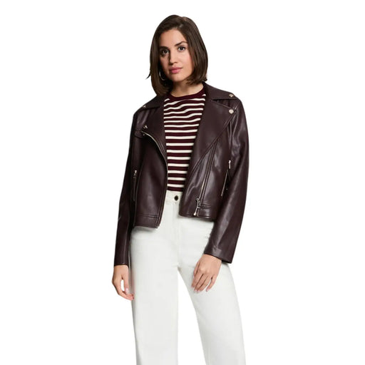 Eine elegante, dunkelbraune Bikerjacke aus Kunstleder mit silbernen Reißverschlüssen und Druckknöpfen von morgan de toi