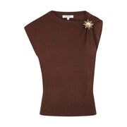 Morgan De Toi braune ärmellose Strickwaren für Damen top mit einer goldenen Sonnenbrosche auf der Schulter aus weichem Strickstoff
