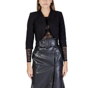 Morgan De Toi Schwarze Damenstrickjacke mit 3/4-Ärmeln und spitzenbesetzten Bündchen, kombiniert mit schwarzem Kunstlederrock und Gürtel