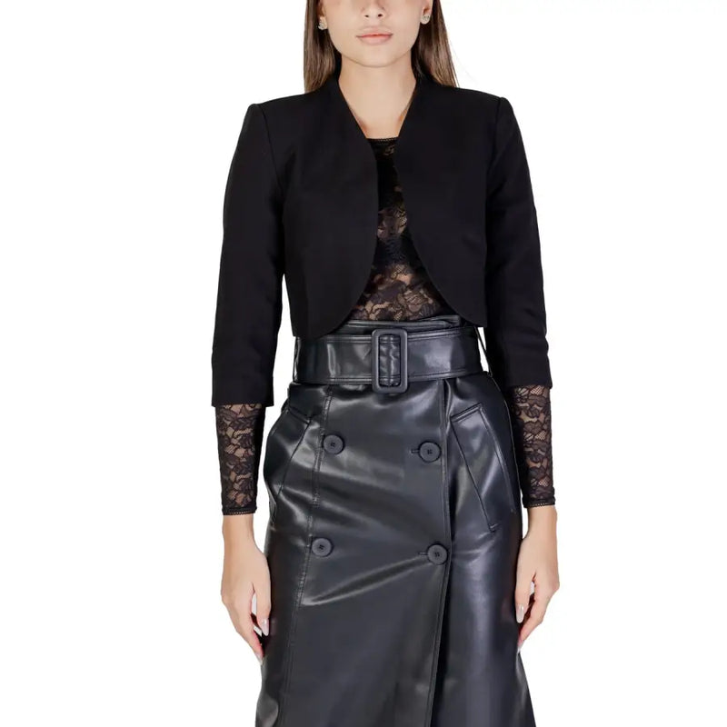 Morgan De Toi Schwarze Damenstrickjacke mit 3/4-Ärmeln und spitzenbesetzten Bündchen, kombiniert mit schwarzem Kunstlederrock und Gürtel