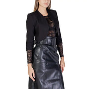 Morgan De Toi Schwarze Damenstrickjacke mit 3/4-Ärmeln und Spitzendetails, kombiniert mit einem schwarzen Kunstlederrock