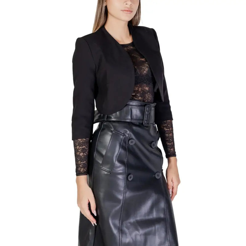 Morgan De Toi Schwarze Damenstrickjacke mit 3/4-Ärmeln und Spitzendetails, kombiniert mit einem schwarzen Kunstlederrock