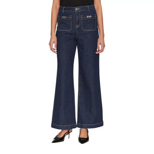 Morgan De Toi Jean en denim bleu foncé pour femme, taille haute, jambes larges, avec poches métalliques.