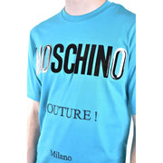 Hellblau Moschino Männer t-shirt mit kräftigem Schwarz und glänzendem Silber Moschino Schriftzug mit kleinerem Couture-Text darunter